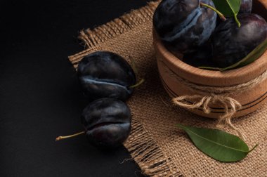 Bahçe Erik taş masada kase. Kopya alanı ile göster