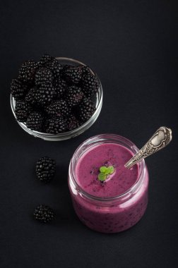 Serisi BlackBerry yoğurt yüzlü cam ve taze çilek