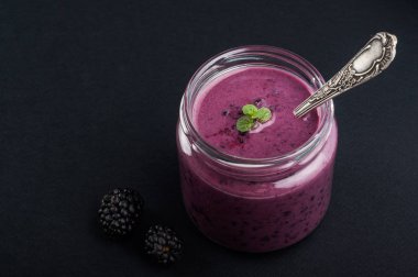 Serisi BlackBerry yoğurt yüzlü cam ve taze çilek