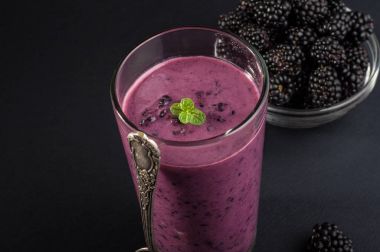 Serisi BlackBerry yoğurt yüzlü cam ve taze çilek