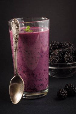 Serisi BlackBerry yoğurt yüzlü cam ve taze çilek