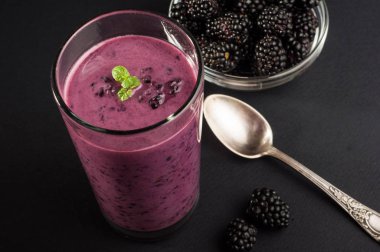 Serisi BlackBerry yoğurt yüzlü cam ve taze çilek