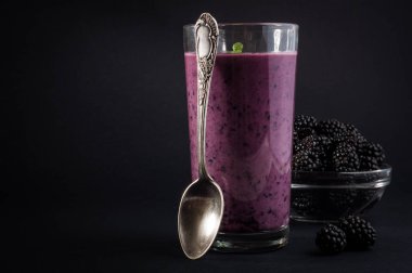 Serisi BlackBerry yoğurt yüzlü cam ve taze çilek