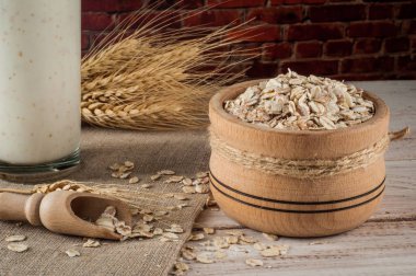 Taze süt ürünleri ve buğday rustik ahşap zemin üzerinde. Organik tarım süt kavramı