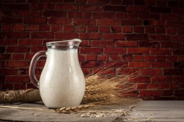 Taze süt ürünleri ve buğday rustik ahşap zemin üzerinde. Organik tarım süt kavramı