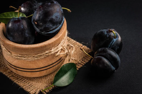 Bahçe Erik taş masada kase. Kopya alanı ile göster