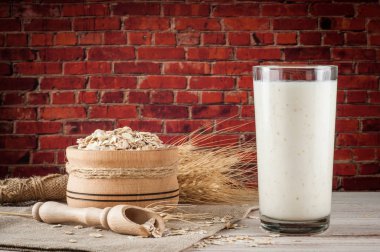 Taze süt ürünleri ve buğday rustik ahşap zemin üzerinde. Organik tarım süt kavramı