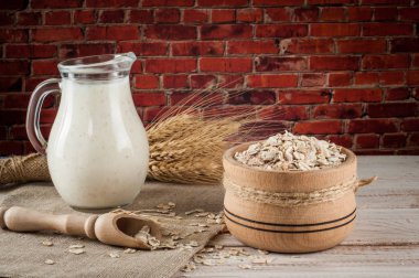 Taze süt ürünleri ve buğday rustik ahşap zemin üzerinde. Organik tarım süt kavramı