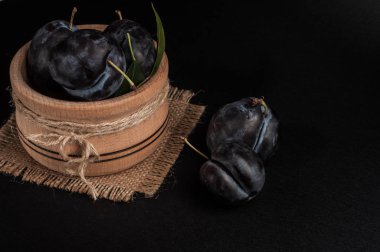 Bahçe Erik taş masada kase. Kopya alanı ile göster