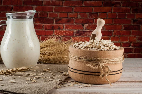 Φρέσκα γαλακτοκομικά προϊόντα και το σιτάρι σε ρουστίκ ξύλινα φόντο. Έννοια γαλακτοκομικών προϊόντων βιολογικής γεωργίας — Φωτογραφία Αρχείου