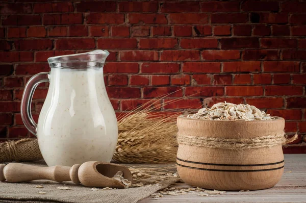 Taze süt ürünleri ve buğday rustik ahşap zemin üzerinde. Organik tarım süt kavramı