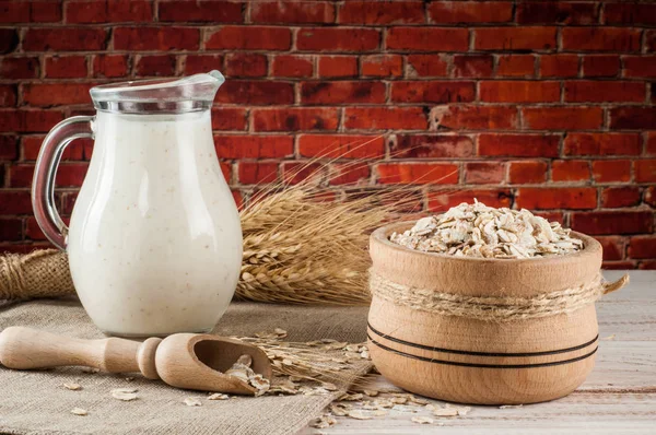 Taze süt ürünleri ve buğday rustik ahşap zemin üzerinde. Organik tarım süt kavramı