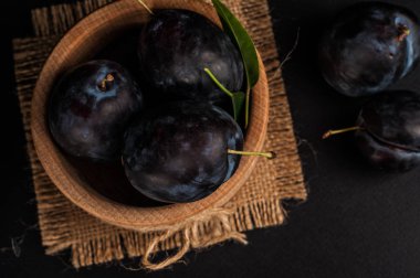 Bahçe Erik taş masada kase. Kopya alanı ile göster