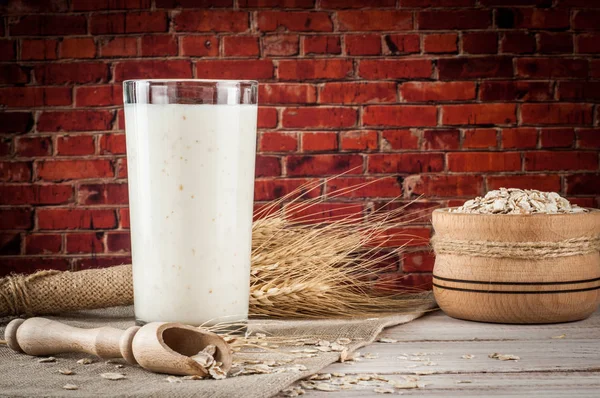 Taze süt ürünleri ve buğday rustik ahşap zemin üzerinde. Organik tarım süt kavramı