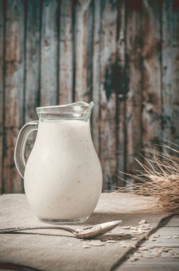 Taze süt ürünleri ve buğday rustik ahşap zemin üzerinde. Organik tarım süt kavramı