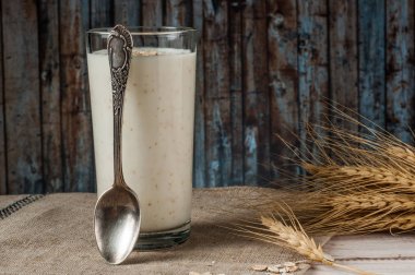 Taze süt ürünleri ve buğday rustik ahşap zemin üzerinde. Organik tarım süt kavramı