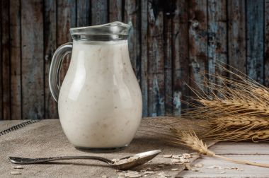 Taze süt ürünleri ve buğday rustik ahşap zemin üzerinde. Organik tarım süt kavramı