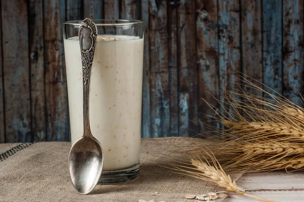 Taze süt ürünleri ve buğday rustik ahşap zemin üzerinde. Organik tarım süt kavramı