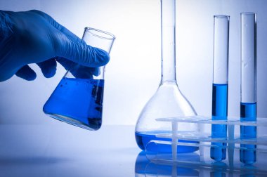 Bilim laboratuvar test tüpleri, ekipman mavi sıvı kristal ile