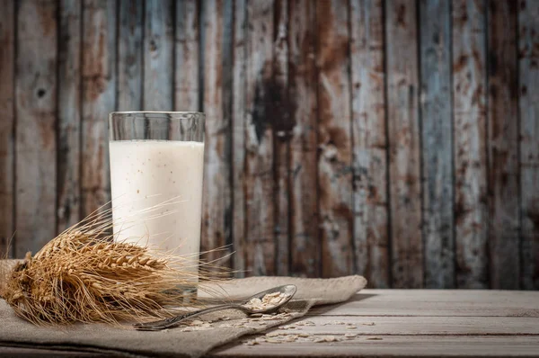 Taze süt ürünleri ve buğday rustik ahşap zemin üzerine