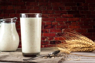 Taze süt ürünleri ve buğday rustik ahşap zemin üzerinde. Organik tarım süt kavramı