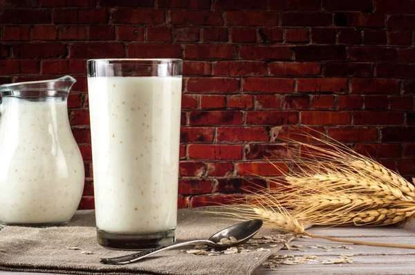 Taze süt ürünleri ve buğday rustik ahşap zemin üzerinde. Organik tarım süt kavramı