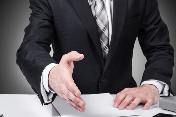 Hombre de negocios mano abierta listo para sellar un trato, socio estrechando la mano, en la oficina — Foto de Stock