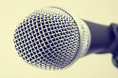 yeşil arka plan üzerinde klasik vintage gümüş mikrofon