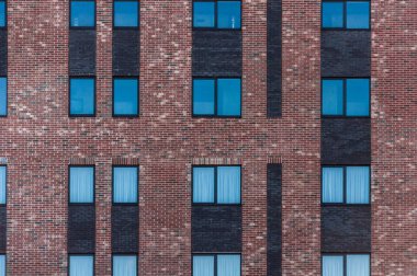 Windows ile kırmızı tuğla duvar. Desen