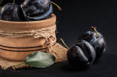 Bahçe Erik taş masada kase. Kopya alanı ile göster