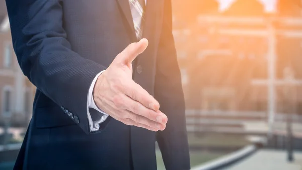 Ofertă de afaceri, parteneriat. Omul de afaceri îşi ţine mâna — Fotografie, imagine de stoc