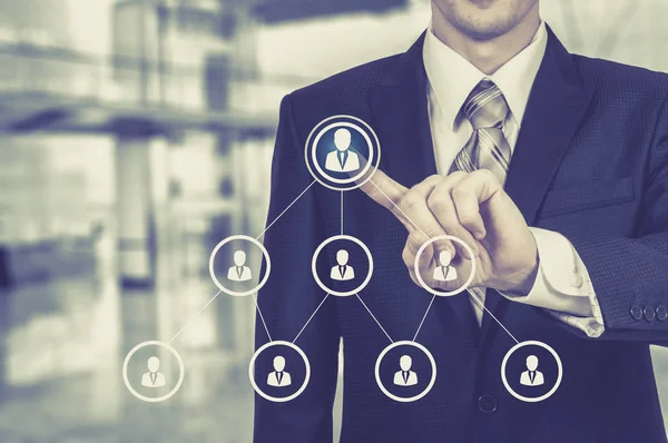 İnsan kaynakları iş kavramı. Sanal ekran üstünde işadamı presler İK kutsal kişilerin resmi