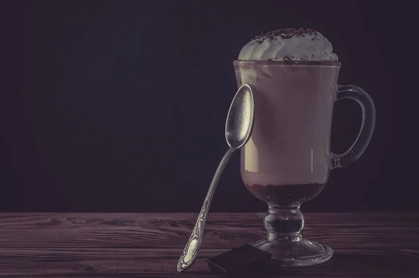 Café vienense quente com chantilly no fundo escuro — Fotografia de Stock
