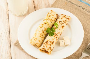 Gıda fotoğrafçılık. İnce krep doldurma ve otlar peynir dilimleri ile