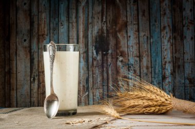 Taze süt ürünleri ve buğday rustik ahşap zemin üzerinde. Organik tarım süt kavramı