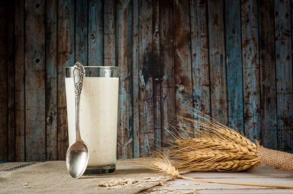 Taze süt ürünleri ve buğday rustik ahşap zemin üzerinde. Organik tarım süt kavramı