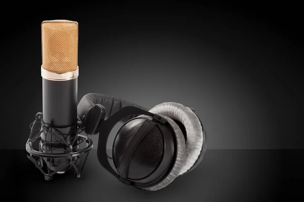 Sluchátka a mikrofon na tmavém pozadí — Stock fotografie