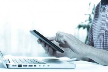 zarif iş multitasking çoklu ortam adamı evde aygıtları kullanarak