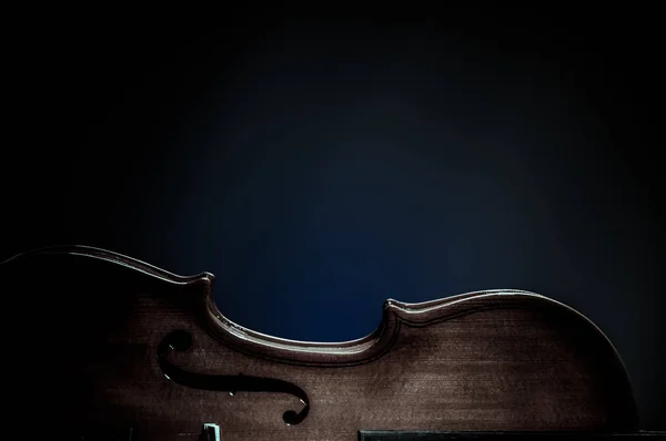 Violon instruments de musique de l'orchestre gros plan sur noir — Photo