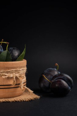 Kase taş masada Bahçe Erik