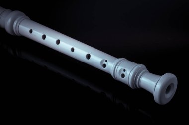 Klasik müzik aleti blok flüt siyah arka plan üzerinde olduğunu