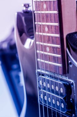 Bölüm elektro gitar ve karanlık bir arka plan üzerinde klasik amplifikatör