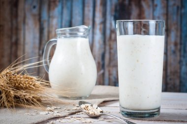 Taze süt ürünleri ve buğday rustik ahşap zemin üzerine