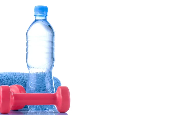 Fitnes sembolleri - mavi dambıl, bir şişe su ve havlu. Sağlıklı bir yaşam tarzı kavramı — Stok fotoğraf