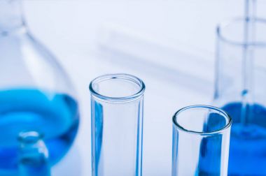 Bilim laboratuvar test tüpleri, ekipman mavi sıvı kristal ile