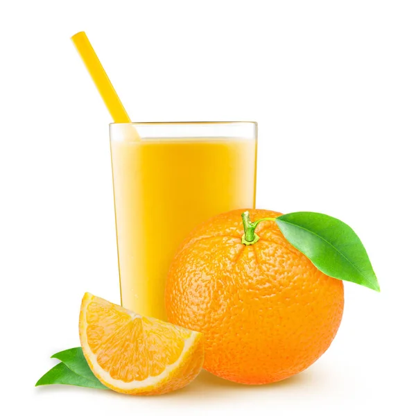 Ізольований напій. Склянка апельсинового соку і скибочки апельсинових фруктів ізольовані на білому тлі — стокове фото