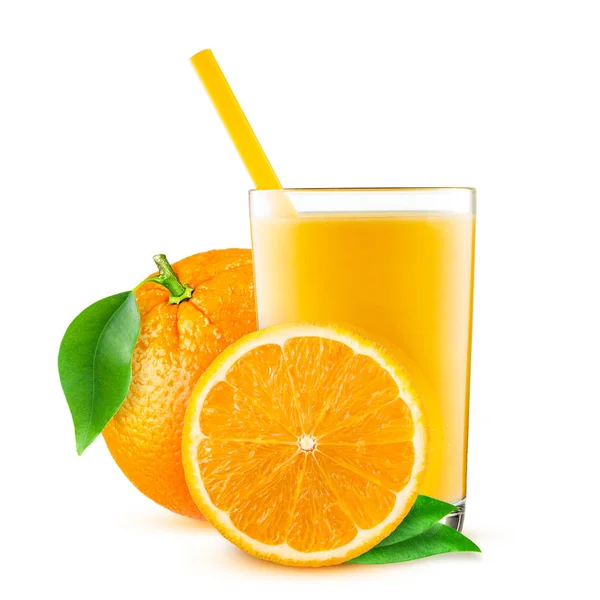 Μεμονωμένο ποτό. Ένα ποτήρι χυμό πορτοκαλιού και φέτες πορτοκαλιού που απομονώνονται σε λευκό φόντο — Φωτογραφία Αρχείου