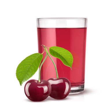 Bardak vişne suyu ve beyaz arka plan üzerinde izole iki kiraz