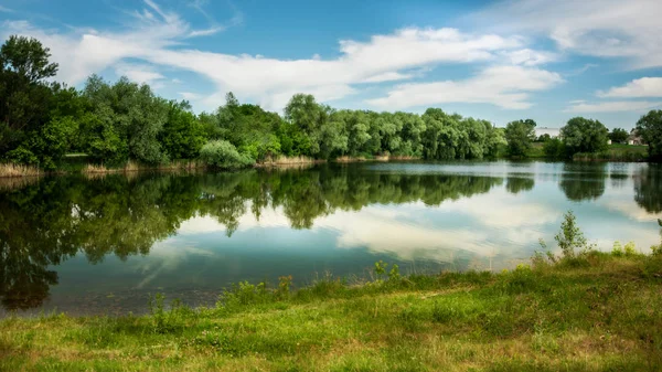 Güneşli yaz günü nehir üzerinde dalgaların