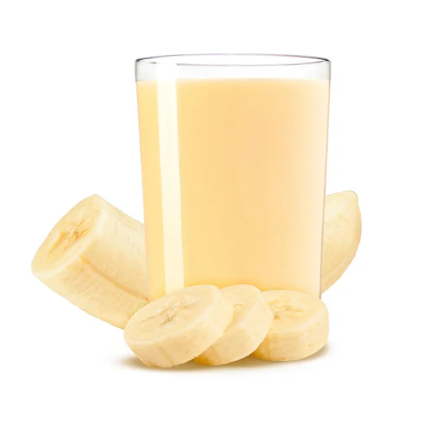 Φρέσκια μπανάνα κούνημα σε ένα ποτήρι και κομματάκια μπανάνας που απομονώνονται σε λευκό φόντο — Φωτογραφία Αρχείου